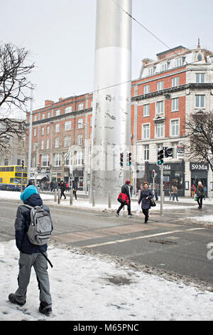 Dublin/Irland - 02/28/2018 Menschen zu Fuß bei Schneewetter im Stadtzentrum von Dublin, Oconnel Straße. Tier aus dem Osten. Stockfoto