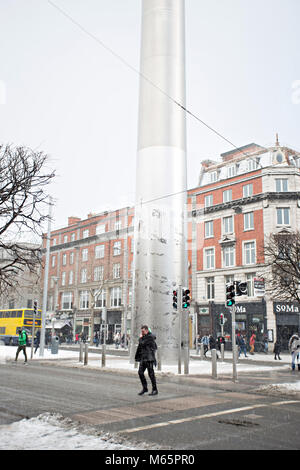 Dublin/Irland - 02/28/2018 Menschen zu Fuß bei Schneewetter im Stadtzentrum von Dublin, Oconnel Straße. Tier aus dem Osten. Stockfoto