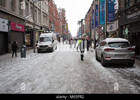 Dublin/Irland - 02/28/2018 Menschen zu Fuß auf fallenden Schnee Henry Street. Tier aus dem Osten und Sturm Emma Stockfoto