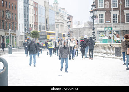 Dublin/Irland - 02/28/2018 Menschen zu Fuß bei Schneewetter im Stadtzentrum von Dublin, Oconnel Straße. Tier aus dem Osten. Stockfoto