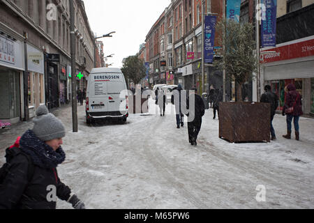 Dublin/Irland - 02/28/2018 Menschen zu Fuß auf fallenden Schnee Henry Street. Tier aus dem Osten und Sturm Emma Stockfoto