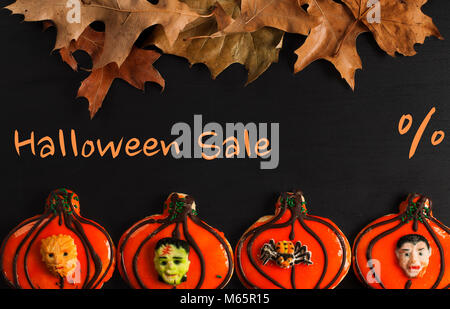 Halloween Verkauf, Gingerbread Cookies auf Holz- Hintergrund, herbstliche Stimmung Stockfoto