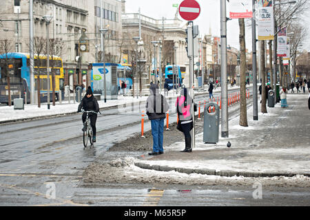 Dublin/Irland - 02/28/2018 Menschen zu Fuß bei Schneewetter im Stadtzentrum von Dublin, Oconnel Straße. Tier aus dem Osten. Stockfoto