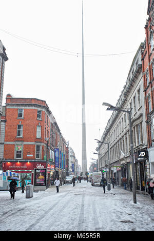 Dublin/Irland - 02/28/2018. Menschen zu Fuß auf fallenden Schnee Henry Street, Tier aus dem Osten Stockfoto