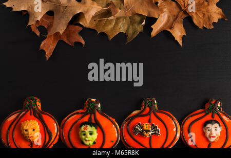 Halloween hausgemachte Lebkuchen Cookies auf Holz- Hintergrund, herbstliche Stimmung Stockfoto