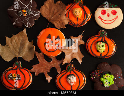 Halloween hausgemachte Lebkuchen Cookies auf Holz- Hintergrund, herbstliche Stimmung Stockfoto