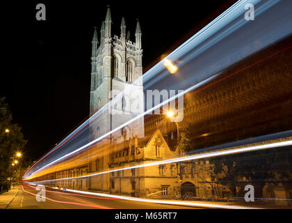 Magdalen College und Bus trail Lichter in der Nacht. Oxford, Oxfordshire, England Stockfoto