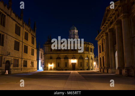 Sheldonian Theatre von catte Street bei Nacht. Oxford, Oxfordshire, England Stockfoto