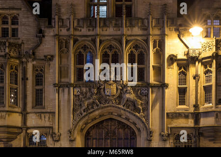 Königliche Wappen auf der Außenseite des Brasenose College in der Nacht. Oxford, Oxfordshire, England Stockfoto