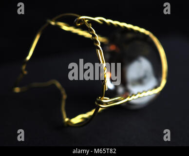 Muselet aus der Flasche Champagner. Auf schwarzem Hintergrund isoliert. Selektive konzentrieren. Makro Stockfoto