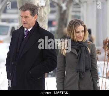 New York City 1-25-2010 DATEI FOTO Sarah Jessica Parker, PIERCE BROSNAN auf Film'' Ich weiß nicht, wie Sie es'' im Battery Park (Lower Manhattan) Foto von John Barrett - PHOTOlink Stockfoto