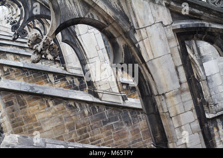 Horizontale Perspektive closeup der Spalten in der gotischen Architektur der Mailänder Dom Dom Stockfoto