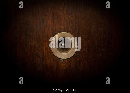 Vorderansicht Nahaufnahme von Vintage metallische Sucher auf geblasen zerkratzt Holztür Textur Stockfoto