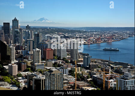 WA13785-00...WASHINGTON - Blick nach Süden von der Aussichtsplattform auf der Space Needle einschließlich der Innenstadt von Seattle, Elliott Bay, einer Cross-Sound Fähre. 2017 Stockfoto