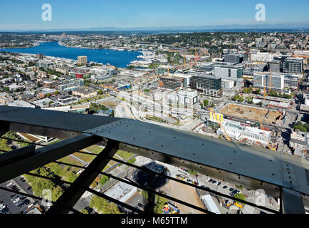 WA13787-00...WASHINGTON - Blick auf den Nordosten einschließlich Lake Union, die Kaskadenzüge von der Aussichtsplattform der Space Needle, Seattle 2017. Stockfoto