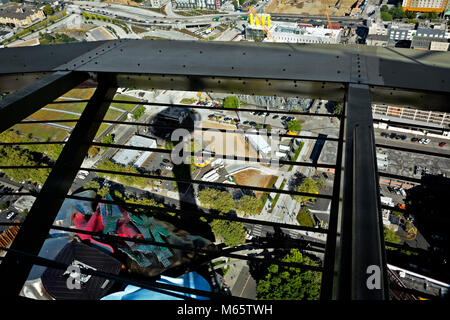 WA13788-00...WASHINGTON - Blick direkt nach unten von der Aussichtsplattform der Space Needle auf die Monorail-Schienen und MoPOP, 2017 Stockfoto