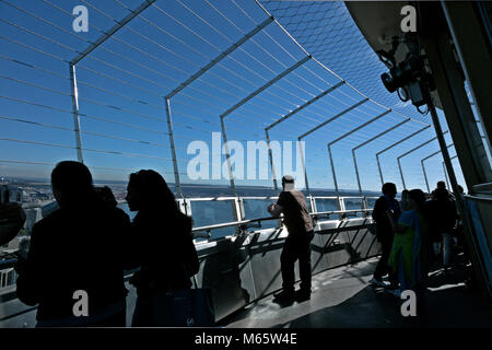 WA13796-00...WASHINGTON - Besucher auf der Aussichtsplattform der Space Needle mit Blick auf Seattle und Elliott Bay. 2017 Stockfoto