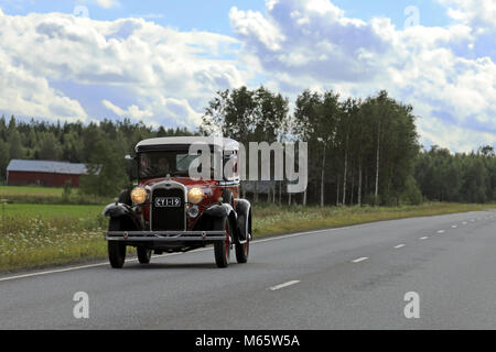 SOMERO, Finnland - 5. AUGUST 2017: Ford Modell A classic Auto auf der Straße an einem schönen Tag im Sommer. Stockfoto