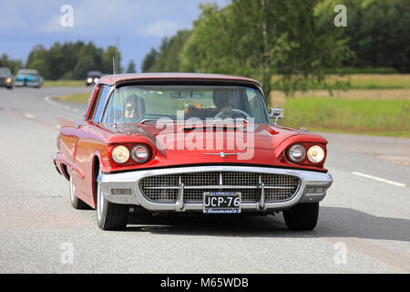 SOMERO, Finnland - 5. AUGUST 2017: Rot Thunderbird hardtop 1960 classic car bewegt sich entlang der Landstraße auf Maisemaruise Auto 2017 Kreuzfahrt in Tawastia Eige n tum vor Stockfoto
