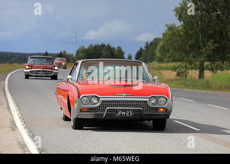 SOMERO, Finnland - 5. AUGUST 2017: Rot der dritten Generation (1961-1963) Ford Thunderbird Classic Car bewegt sich entlang der Landstraße auf Maisemaruise Auto 2017 cru Stockfoto