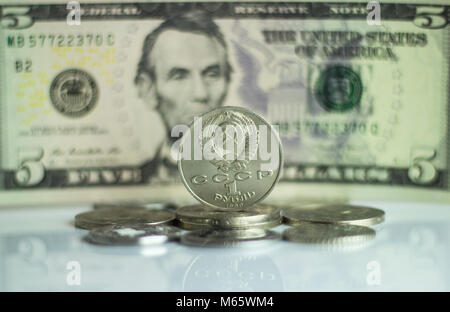 ein Rubel vor dem Hintergrund Hintergrund der US-Dollar-Münze Stockfoto