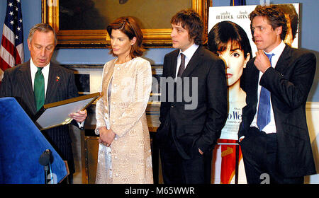 New York City 2002 Datei foto Bürgermeister Michael Bloomberg SANDRA BULLOCK Hugh Grant (Direktor) MARC LAWRENCE Foto von John Barrett - PHOTOlink Stockfoto