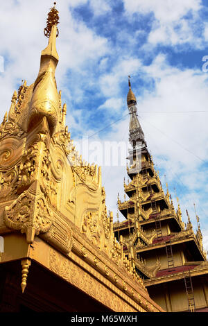 Der Mandalay Palace tolles Publikum Halle verfügt über eine herausragende 7-tiered pyatthat., Myanmar (Birma). Stockfoto