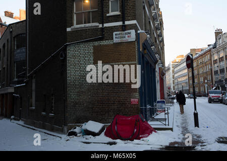 Rough Sleepers in einem Zelt in Marylebone, London wird gerade von ' geschlagen Tier aus dem Osten' artic Wetter, eisigen Sibirischen Winde und starke Schneeschauer. Stockfoto