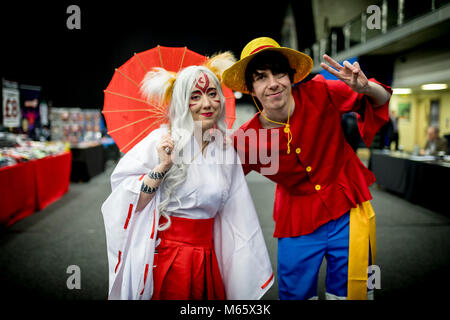 Doncaster Comic Con 11 Feruary 2018 an der Doncaster Dome. Junges Paar gekleidet, wie Manga anime Figuren Kitsune und Ruffy in Cosplay Kostüme ein Stockfoto