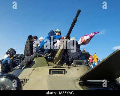 Gadjievo, Russland - Mai 09, 2015: Kinder spielen auf den Rüstungen der militärischen Ausrüstung während der Ausstellung von Waffen Stockfoto