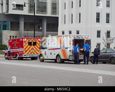 Haynes Krankenwagen Crew laden Sie einen Patienten in einem Rettungswagen für den Transport in einem örtlichen Krankenhaus in Montgomery Alabama, USA. Stockfoto