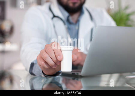 Medizin, Arzt Konzept. Arzt Arbeiten am Schreibtisch mit Laptop in der Arztpraxis. Stockfoto