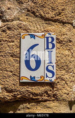 In der Nähe der Straße Nummerierung in Keramik in Chateauneuf-du-Pape. In der Nähe von Avignon, Vaucluse, Provence, Südfrankreich. Stockfoto