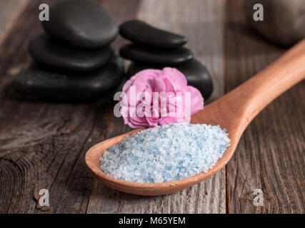 Spa und Wellness Ambiente mit Meersalz und Steine für die Massage. Stockfoto