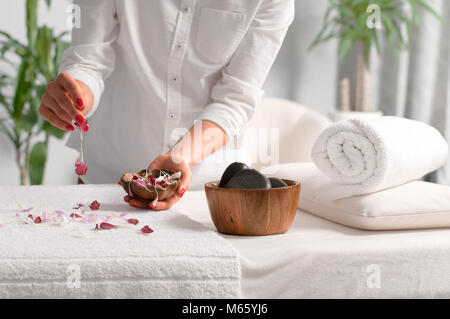 Ort für Entspannung, Massageliege in modernen Wellness-Spa-center Stockfoto