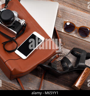 Mode Accessoires: Taschen, Sonnenbrillen, Schuhe, Telefon und Kamera. Travel Concept. Stockfoto