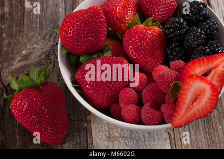 Gesunde Ernährung und Diät. Mit dem Sommer Beeren wie Erdbeeren, Himbeeren, Blaubeeren sortiert Stockfoto