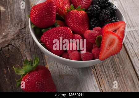 Gesunde Ernährung und Diät. Mit dem Sommer Beeren wie Erdbeeren, Himbeeren, Blaubeeren sortiert Stockfoto