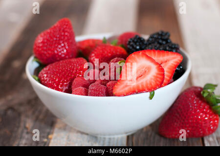 Gesunde Ernährung und Diät. Frische saftige Beeren in Schalen sortiert Stockfoto
