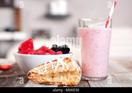 Gesundes Essen und leckeres Frühstück. Frische Beeren und Erdbeeren Milchshakes in einem Glas Stockfoto