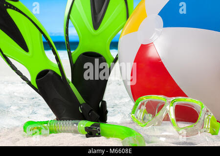 Sommer Urlaub am Meer Strand. Maske mit Schnorchel und Flossen am Strand Stockfoto