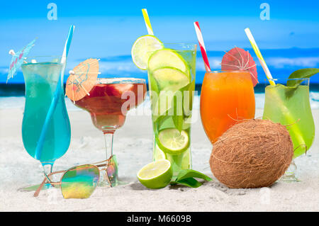 Tropische Cocktails auf Meer Hintergrund. Frischen Mojito, Saft und Cocktails am Strand Stockfoto