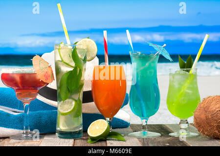 Frischen tropischen Drinks auf Meer Hintergrund. Frischen Mojito, Saft und Cocktails am Strand. Stockfoto