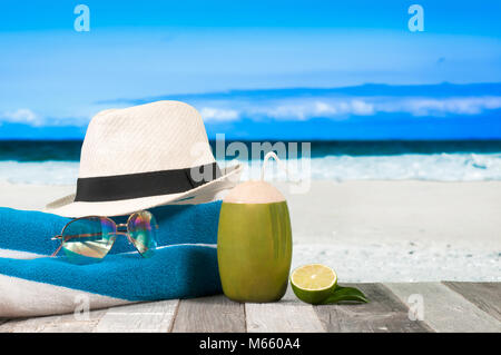 Glas frische Kokosnuss Cocktail am Strand. Sommer Urlaub am Meer. Stockfoto