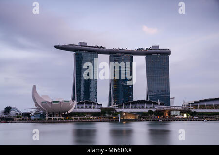 MARINA BAY, Singapore - Mar 3, 2017: schönen Abend an der Marina Bay mit Marina Bay Sands Hotel im Hintergrund, eine der spektakulärsten Hotel Stockfoto