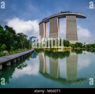 Marina Bay Sands ab Garten an der Bucht gesehen. Das Bild wurde am Morgen aufgenommen mit ruhigem Wasser für die Reflexion des Marina Bay Sands Hotel. Stockfoto