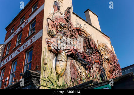 Kunst die Arbeiten an dem Workshop Pub Fassade. Eichhörnchen, aus der Stadt Abfälle, die von der Umwelt Künstler Artur Bordalo. Dublin, Republik von Irland Stockfoto