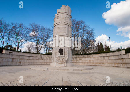 Blick auf das Denkmal Statue zur Erinnerung an Duarte Pacheco, Staatsmann und Techniker an die Stadt Loulé, Portugal gestiegen. Stockfoto