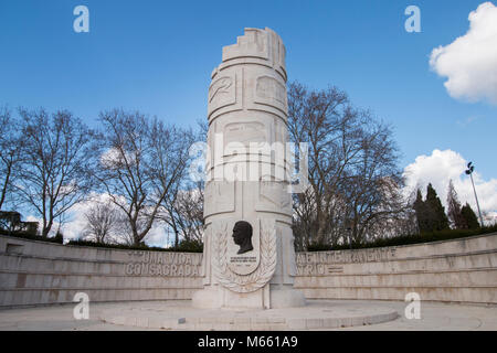 Blick auf das Denkmal Statue zur Erinnerung an Duarte Pacheco, Staatsmann und Techniker an die Stadt Loulé, Portugal gestiegen. Stockfoto