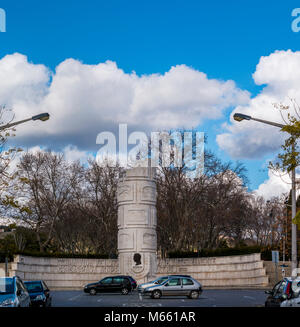 Blick auf das Denkmal Statue zur Erinnerung an Duarte Pacheco, Staatsmann und Techniker an die Stadt Loulé, Portugal gestiegen. Stockfoto